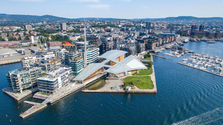 Oslo wächst weiter ans Wasser: Der neue Stadtteil Oslobukta (Oslobucht) mit Wohnungen, Büros, Designläden und viel Kultur – Oslobukta liegt zwischen den Neubauten der Oper und des Munch Museums. Hafenviertel Oslobukta in Oslo