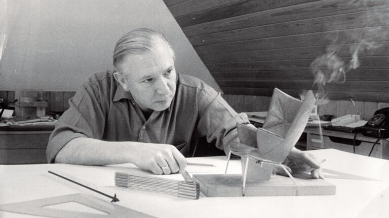 Der dänische Möbelbauer und Architekt Hans J. Wegner zählt zu den Pionieren des modernen Möbeldesigns.  Hans J. Wegner im Porträt