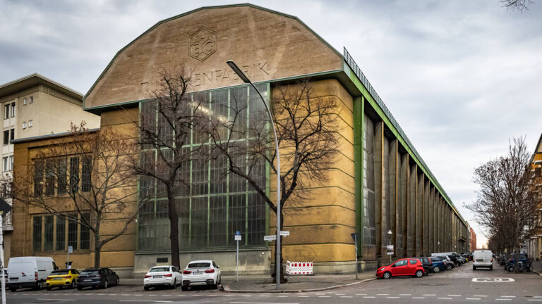 Die AEG Turbinenhalle von Peter Behrens im Berliner Ortsteil Moabit.  AEG Turbinenfabrik von Peter Behrens