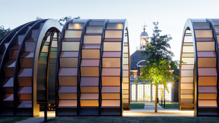 Der Pavillon öffnet sich zur Umgebung und lädt zur stillen Begegnung mit Natur und Architektur ein. Serpentine Pavilion 2025 A Capsule in Time4