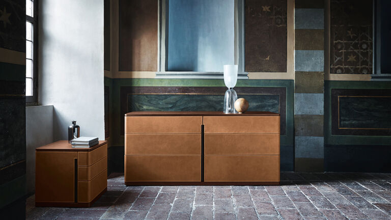 Außenflächen des Fidelio Notte Sideboards von Poltrona Frau sind mit Cuoio Saddle oder Saddle Extra Leder bezogen Poltrona Frau Fidelio Notte
