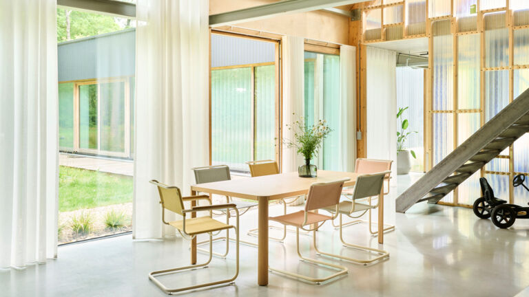 Die textile Antwort auf die Stahlrohr-Strenge: Beim S 33 Soft trifft die federnde Statik von Thonet auf die wohnliche Farbigkeit der frühen Moderne. Thonet_S_34_V_S_33_V_Cento_corn_lotus_ray_1140_Eiche_FF_235bw