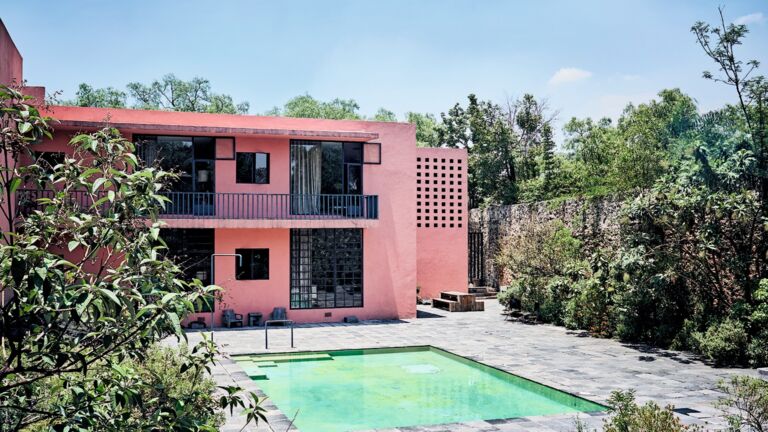 Was könnte man hier verbessern? Der Blick vom idyllischen Kakteen- und Steingarten auf das erdige Rot der Hausmauern, rhythmisch unterbrochen von großen quadratischen Fenstern, davor ein türkis- grüner Pool, alles unter blauem Himmel. Okay, vielleicht fehlen ein paar Schäfchenwolken... Anwesen von Cesar Cervantes