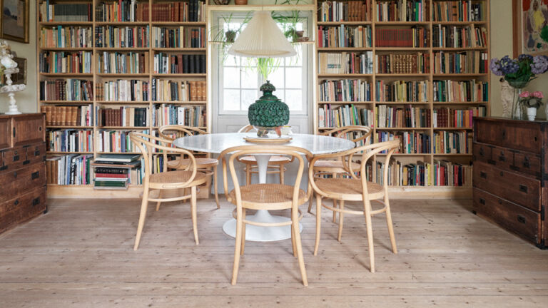 Dieser Einrichtung sieht man kein Alter an. Tulip Table, Thonet-Stühle, Regalwand und die beiden Sideboards strahlen absolute Zeitlosigkeit und entspannte Sorglosigkeit aus atelier-jorgen-rasmussen