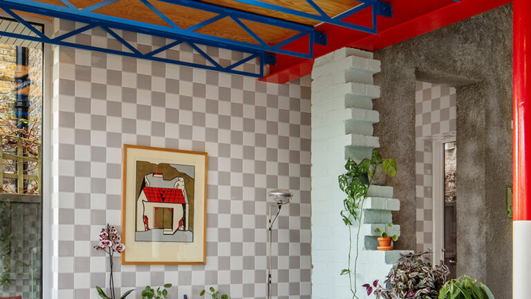 Expansionsfläche: Als hätte man mit dem Vorschlaghammer die Außenwand durchschlagen, blieb ein Reststück Mauer als Übergang zum Anbau einfach stehen. In Kombination mit Stahlträger, Säule und Deckenkonstrukt wird sie zum expressiven Stilelement. Der Übergang zum Anbau