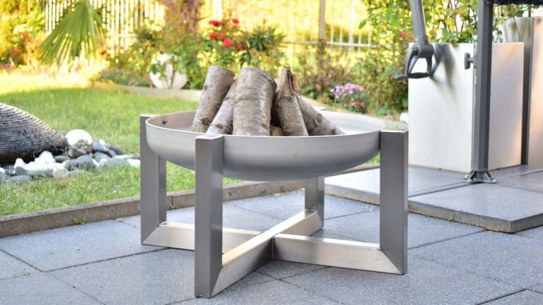 Die Designer-Edelstahl-Feuerschale Exzentrik, gefertigt aus massivem Edelstahl mit einer Materialstärke von 3 mm. Stahlkunst Feuerschale Exzentrik