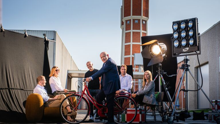 Die gesamte Molteni Familie auf einem Bild mit dem Präsidenten und Familienoberhaupt Carlo Molteni in der Mitte. Die ganze Molteni Familie auf einem Bild