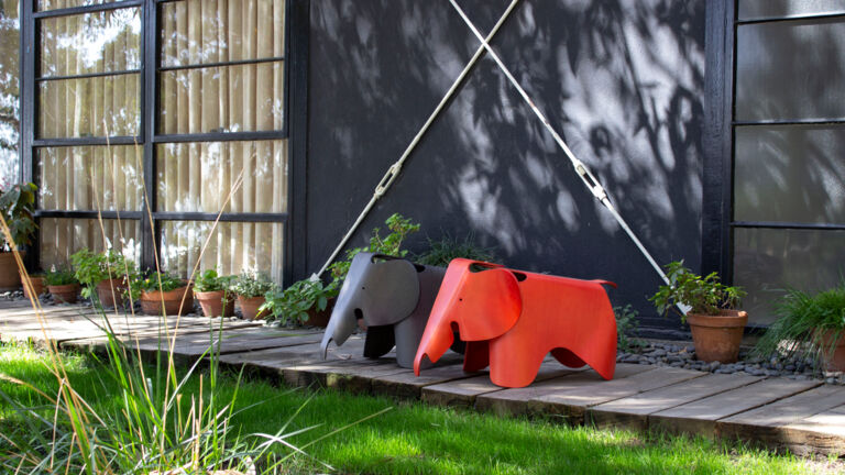 Der Eames Elephant aus gebogenem Sperrholz, erstmals in den 1940er Jahren erschienen, heute begehrtes Sammlerstück. EF_P_Elephant1