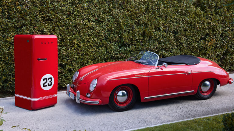 Porsche x Smeg verbindet Motorsportpräzision mit italienischem Küchendesign. FAB28RDP9176_L02